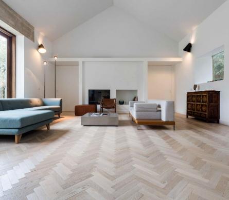 Solid parquet - herringbone oak - finish VOC Sint Carolus